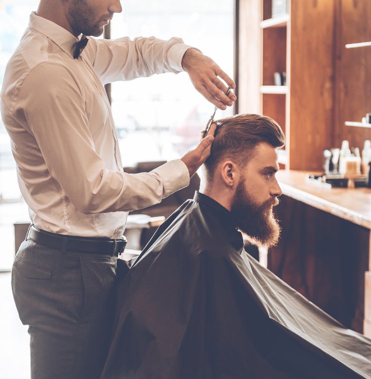 Homem cortando cabelo na barbearia